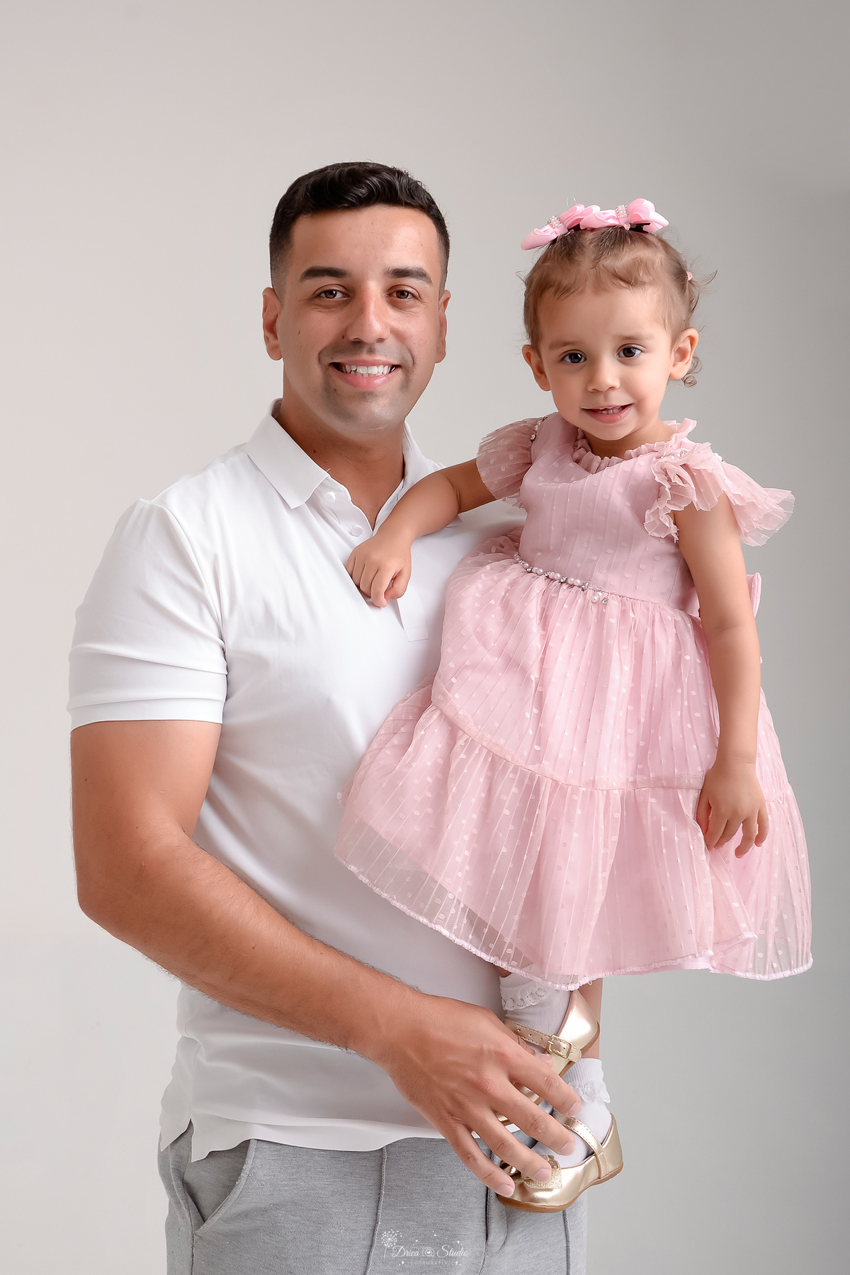 Drica studio - ensaio familia - ensaio de 2 anos - fotos em estudio - pai e filha - filha usando vestido rosa - pai usando camisa branca - foto com fundo branco - 