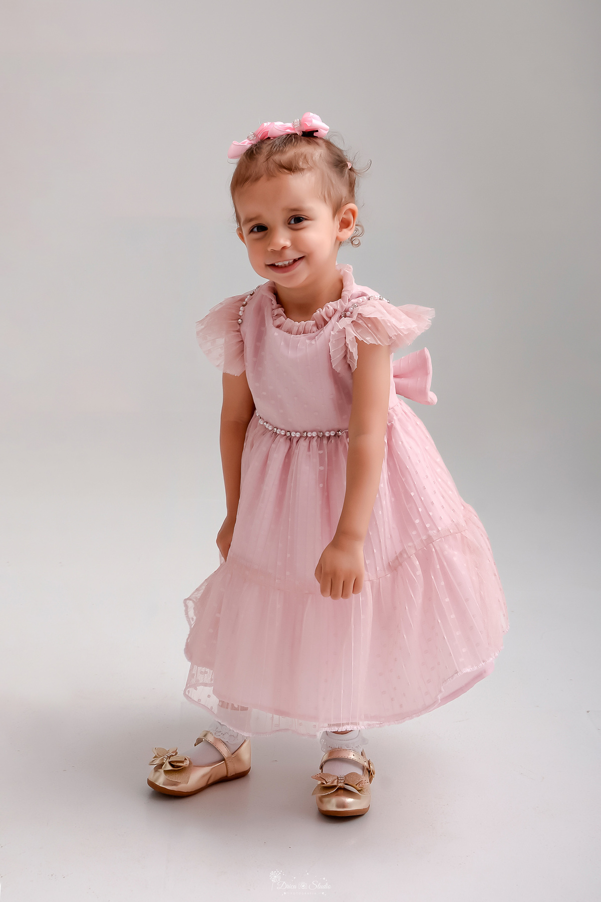 Drica studio - ensaio familia - ensaio de 2 anos - fotos em estudio - bebê usando vestido rosa - com laçinhos rosas no cabelo - foto com fundo branco - 