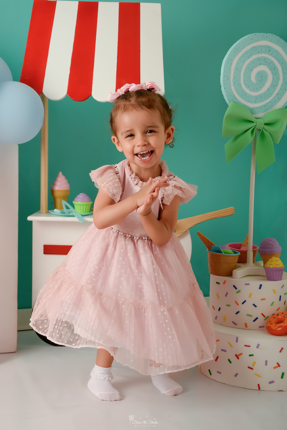 ompanhamento mensal - dia das crianças - cenário doce - mês das crianças - cenário com tematica doce - crinça feliz no cenário batendo palmas e sorrindo - usando vestido rosa 
