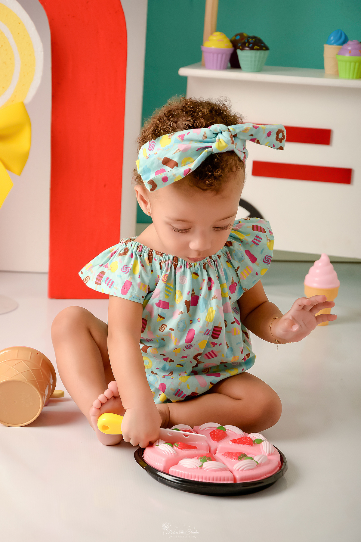 ompanhamento mensal - dia das crianças - cenário doce - mês das crianças - cenário com tematica doce - bebe usando bory com estampa de docinhos - 