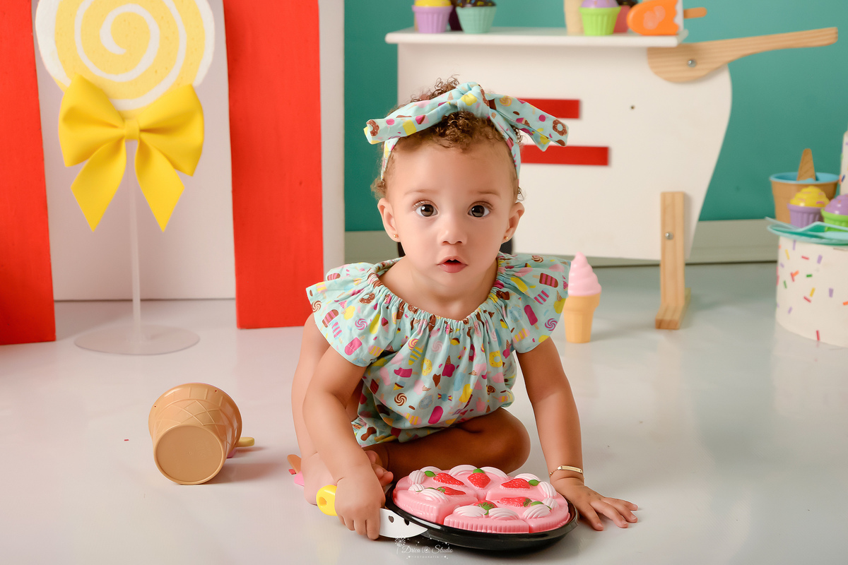 ompanhamento mensal - dia das crianças - cenário doce - mês das crianças - cenário com tematica doce - bebe usando bory com estampa de docinhos - torta de brinquedo 