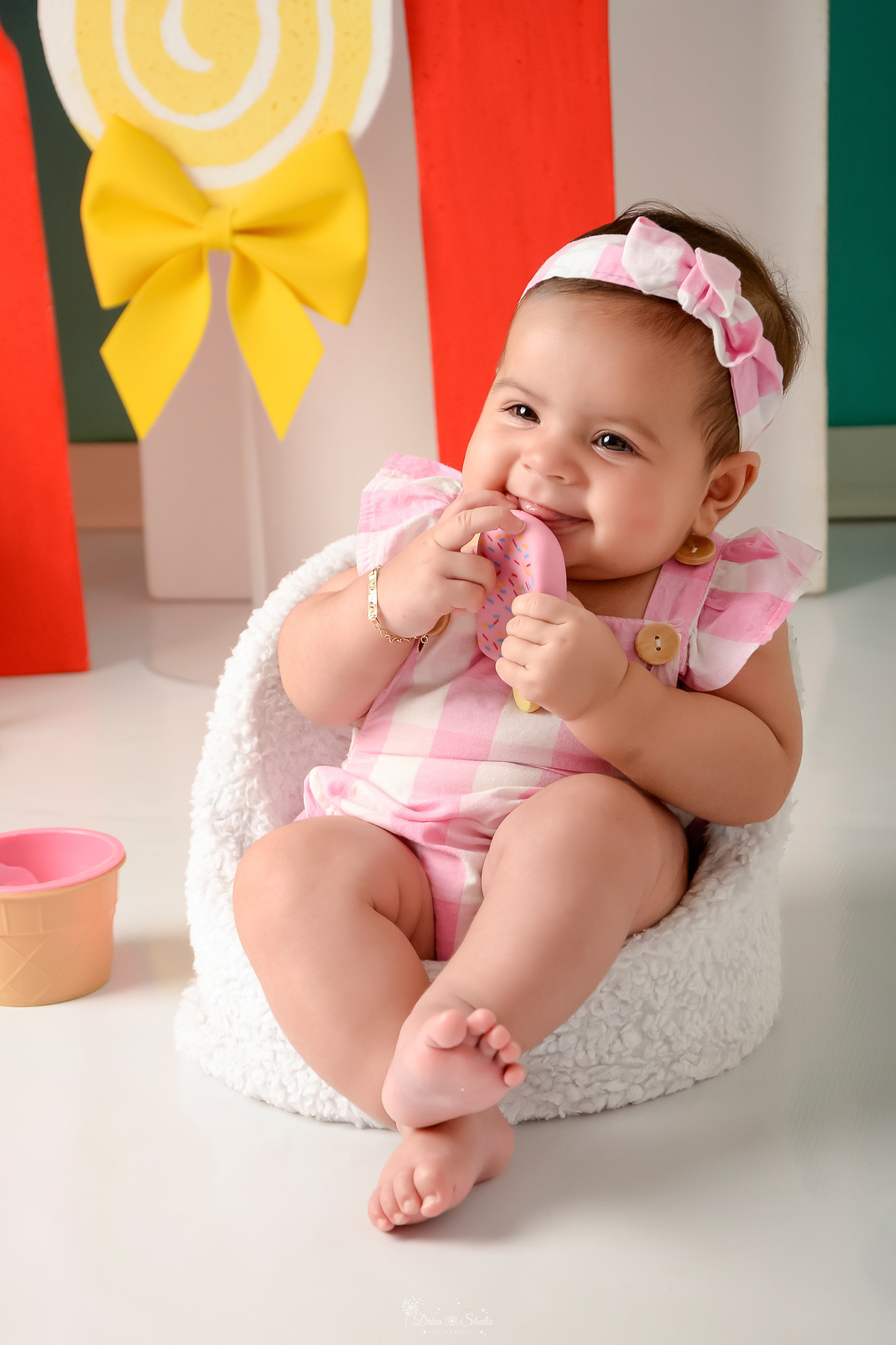 ompanhamento mensal - dia das crianças - cenário doce - mês das crianças - cenário com tematica doce - bebe usando roupinha rosa - com um picole de brinquedo 