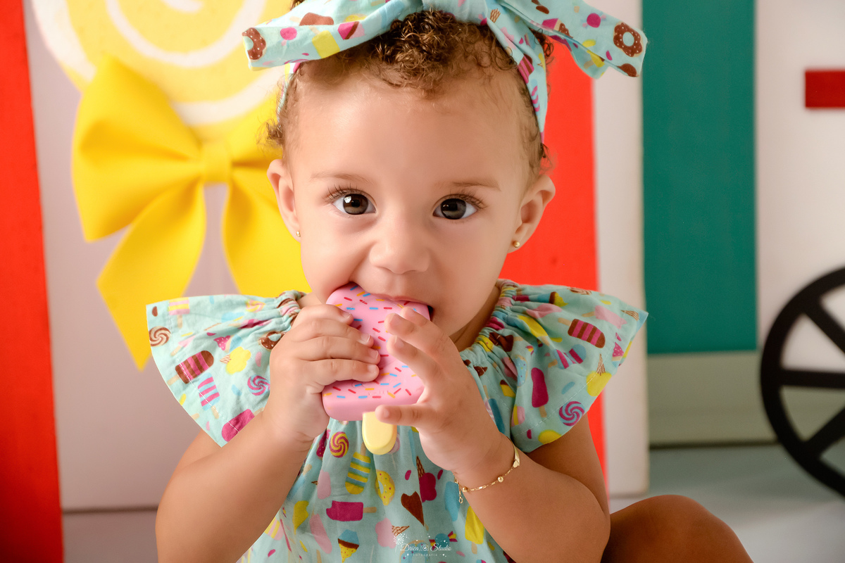 ompanhamento mensal - dia das crianças - cenário doce - mês das crianças - cenário com tematica doce - bebe usando bory com estampa de docinhos 