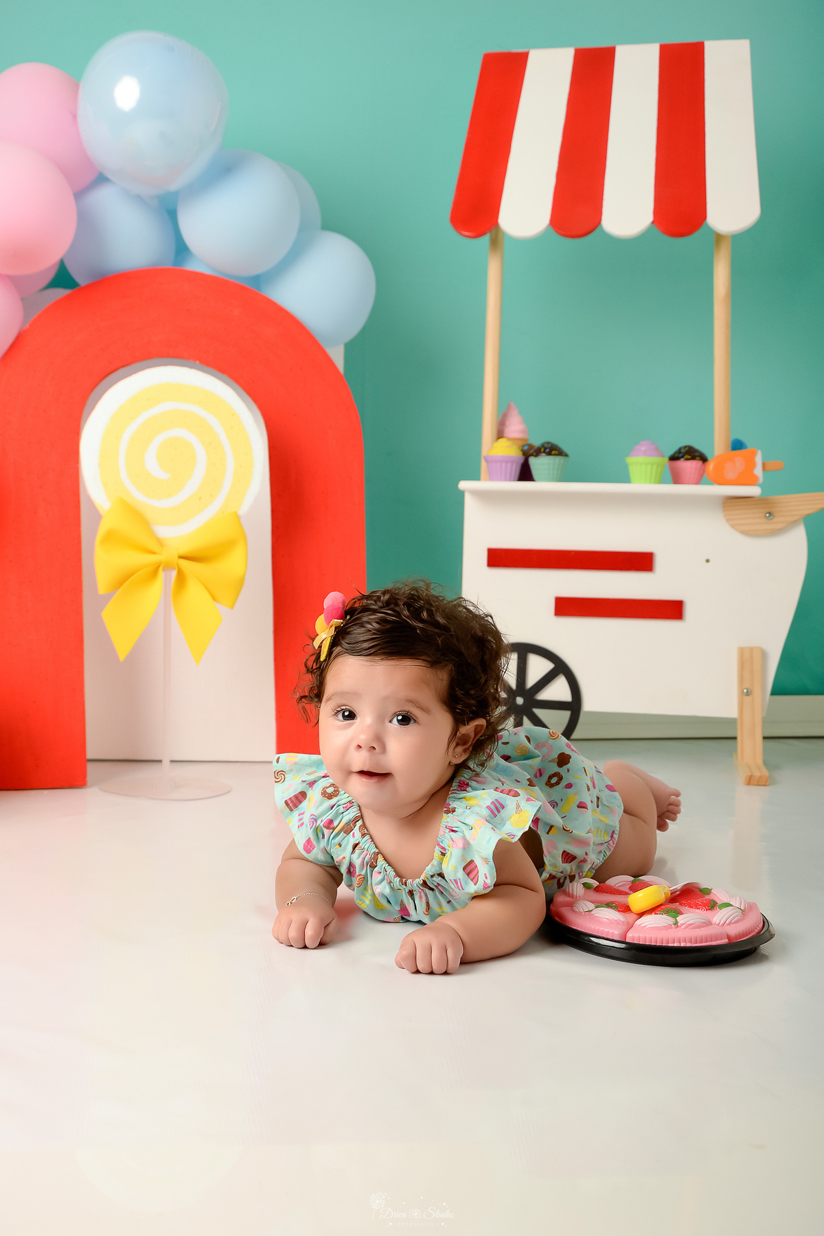 ompanhamento mensal - dia das crianças - cenário doce - mês das crianças - cenário com tematica doce - bebe deitada no cenário -  usando bory com estampas de doce - 
