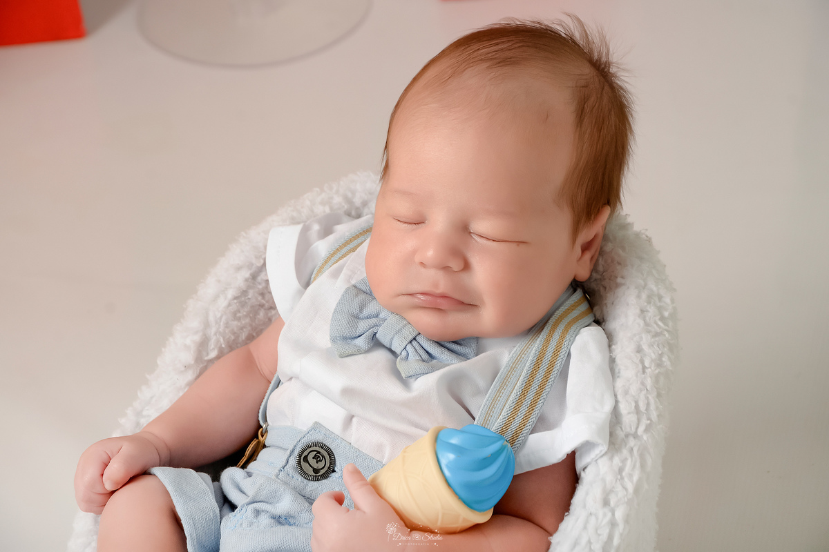 ompanhamento mensal - dia das crianças - cenário doce - mês das crianças - cenário com tematica doce - bebe dormindo sobre mini sofazinho 