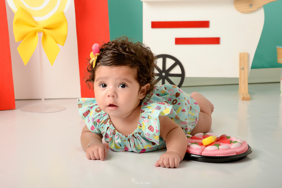 ompanhamento mensal - dia das crianças - cenário doce - mês das crianças - cenário com tematica doce - bebe usando bory estampado com docinhos - 