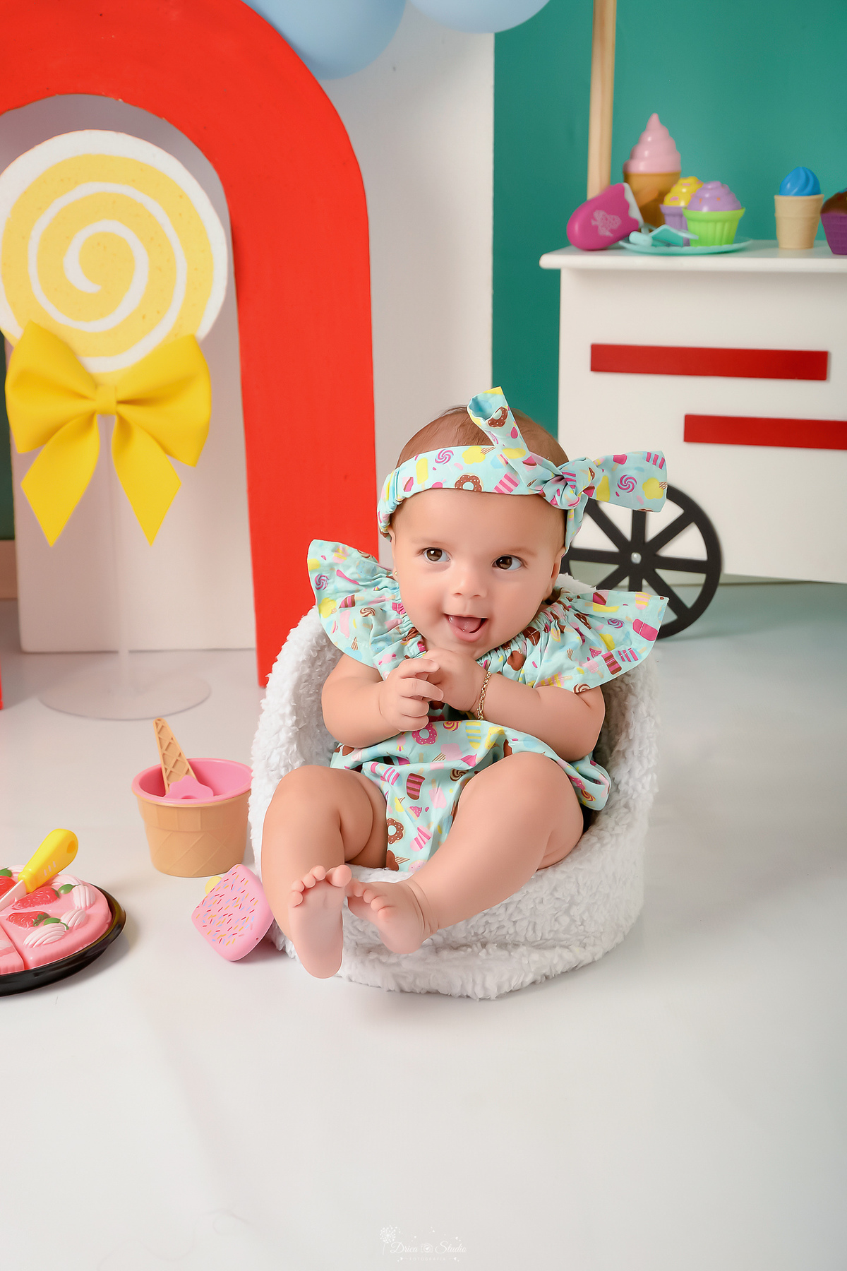ompanhamento mensal - dia das crianças - cenário doce - mês das crianças - cenário com tematica doce - bebe usando bory com estampa de docinhos 