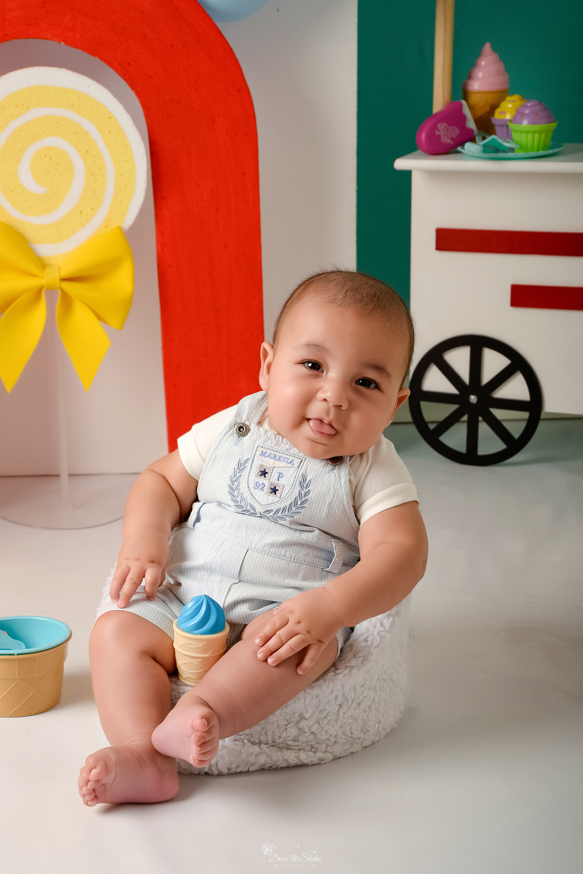 ompanhamento mensal - dia das crianças - cenário doce - mês das crianças - cenário com tematica doce - bebe sentado em um mini sofazinho - com um mini sorvetinho de brinquedo - 