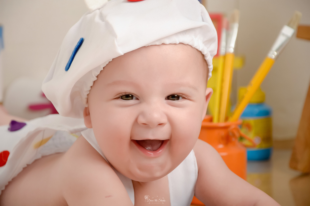 acompanhamento infantil - cenário de aquarela - dia das crianças - mês das crianças - cenários com latas de tintas - foto do rostinho do bebe - usando gorrrinho - 