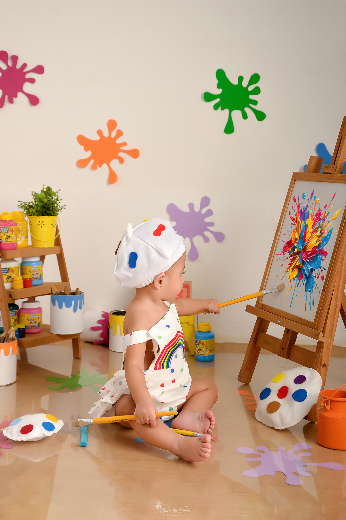 acompanhamento infantil - cenário de aquarela - dia das crianças - mês das crianças - cenários com latas de tintas - bebe pintando em lousa de tinta - tintas coloridas pelo chão e parede -  