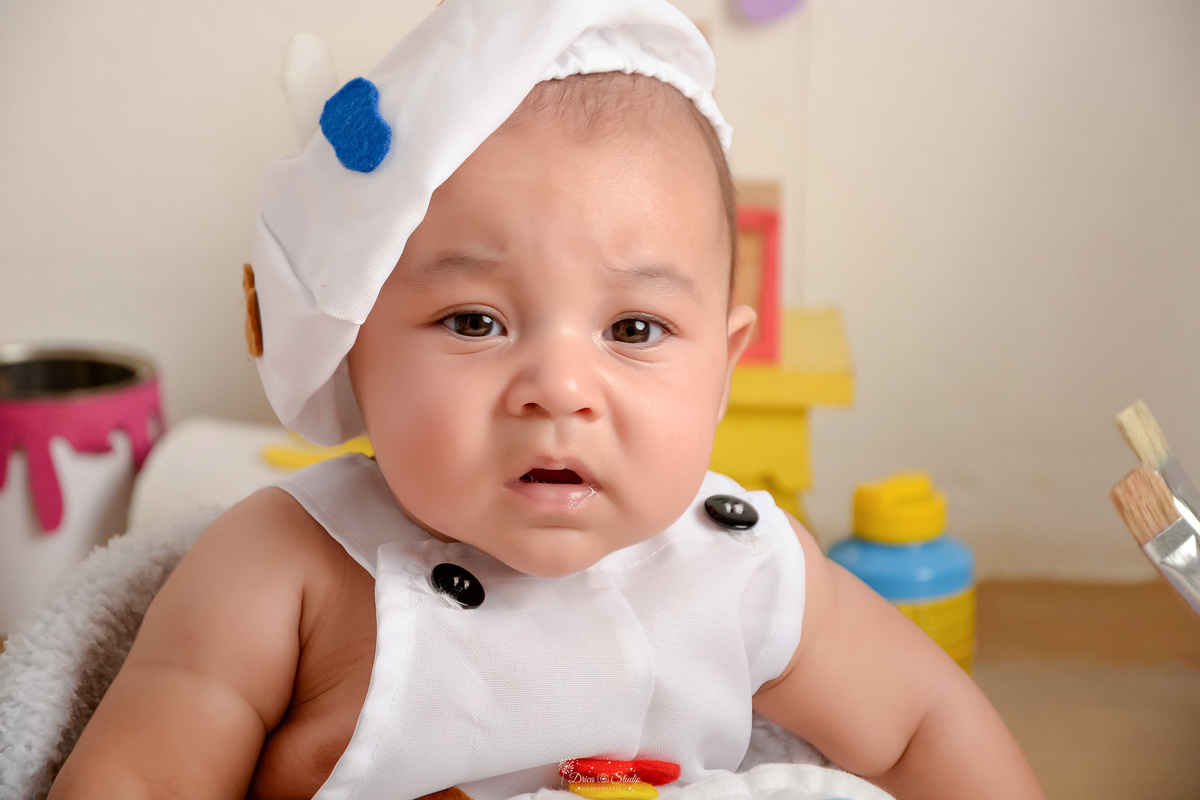 acompanhamento infantil - cenário de aquarela - dia das crianças - mês das crianças - cenários com latas de tintas - bebe usando gorrinho de pintor - 