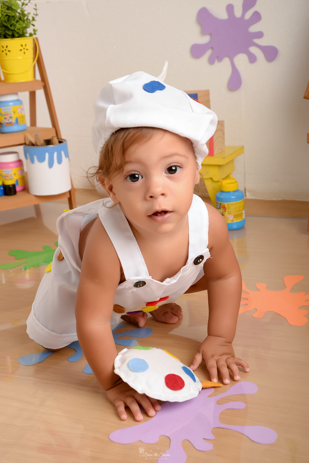 acompanhamento infantil - cenário de aquarela - dia das crianças - mês das crianças - cenários com latas de tintas bebe engatinhando no cenário - usando roupinha de pintor e gorrinho na cabeça - 