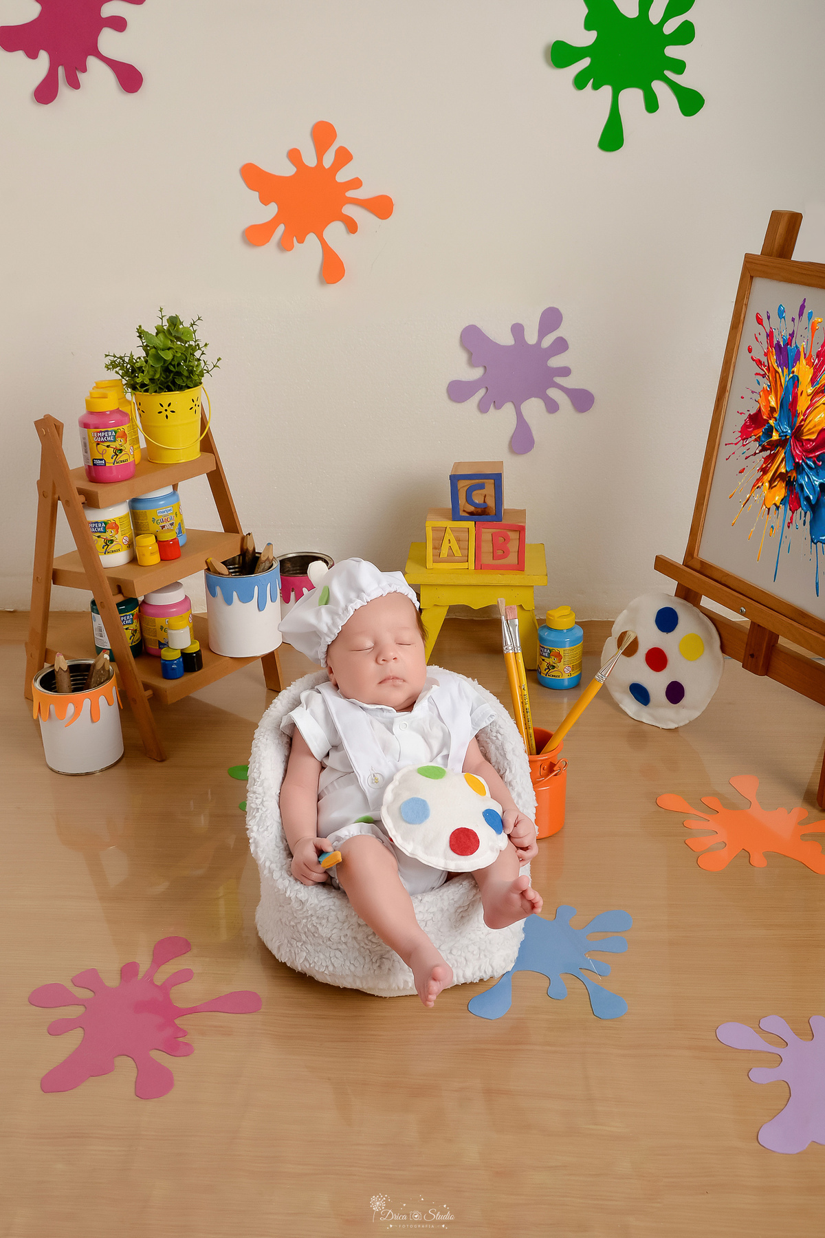 acompanhamento infantil - cenário de aquarela - dia das crianças - mês das crianças - cenários com latas de tintas - bebe dormindo em mini sofazinho - segurando pincel - usando roupinha de pintor com gorrinho na cabeça - 