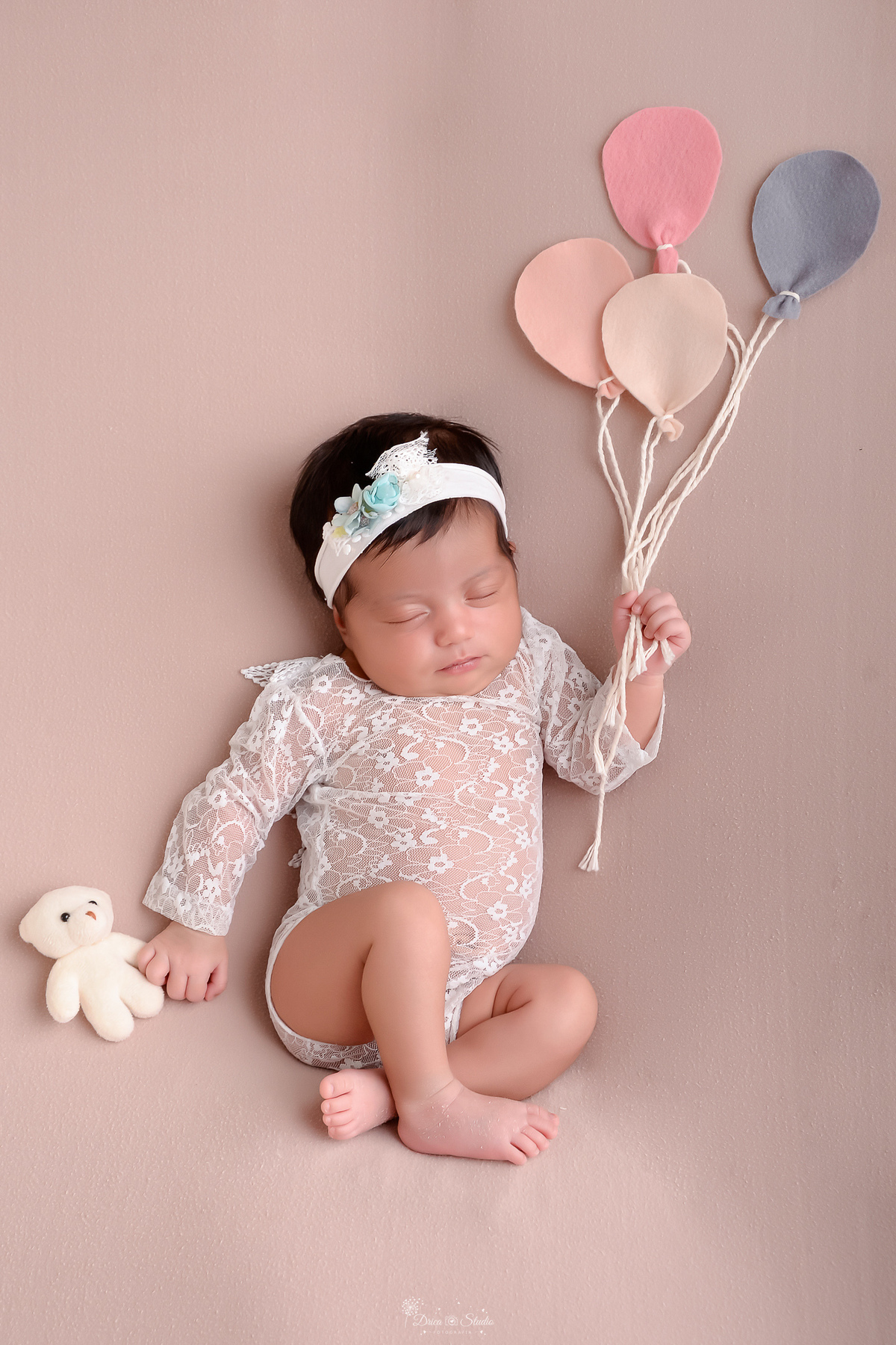 newborn - primeiros dias de vida - 11 dias - menina - baby - fotografia infantil - bebe usando bory branco - com tiara de flores brancas - segurando mini balões e um ursinho branco - drica studio - - xinguara - para 