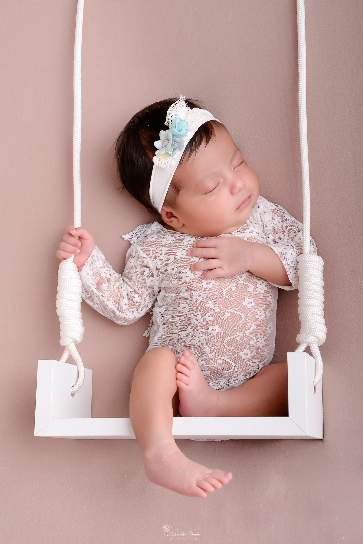 newborn - 11 dias de vida - primeiros dias de vida - menina - baby - usando bory branco - com tiara branca de flores - em um balanço - fotografia infantil - drica studio - xinguara - pará 