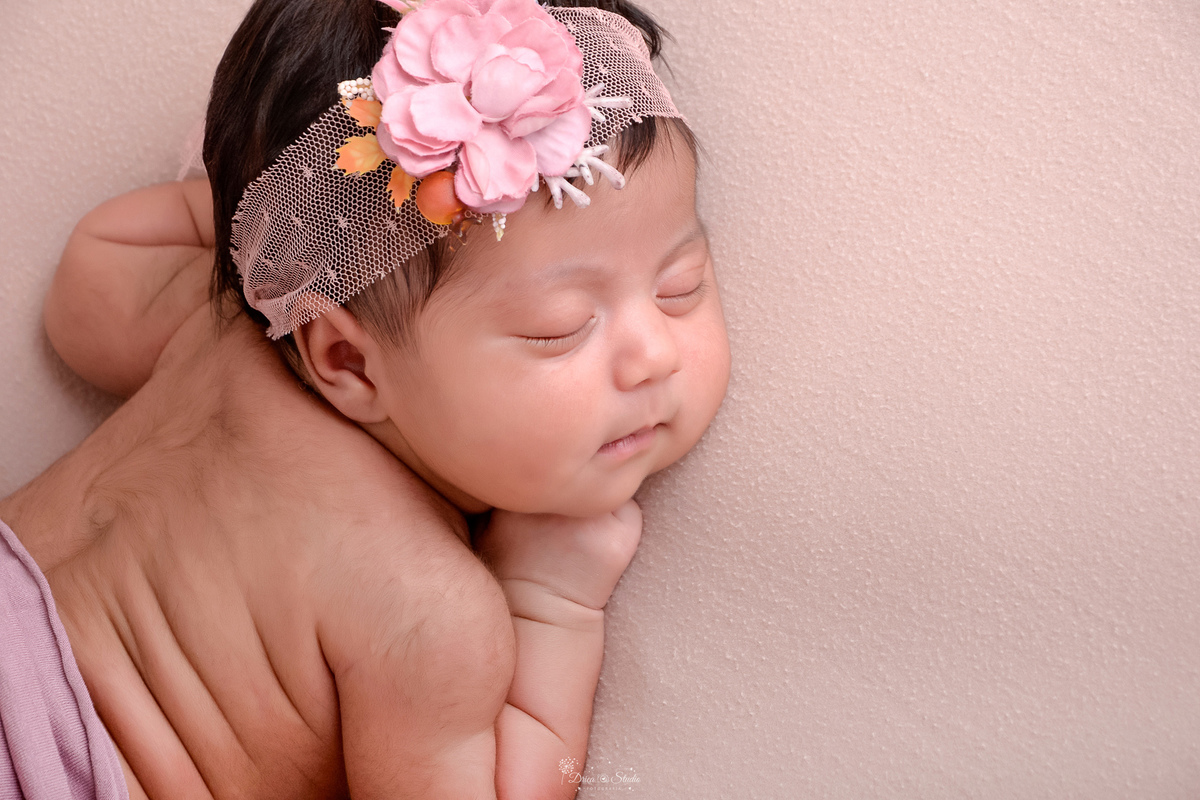 newborn - recém nascido - 11 dias - primeiros dias de vida - menina - drica studio - xinguara - pará - tecido rosa - bebê usando tiara de flor rosa - com a mãozinha no queixo - fotografia infaltil - recordações 