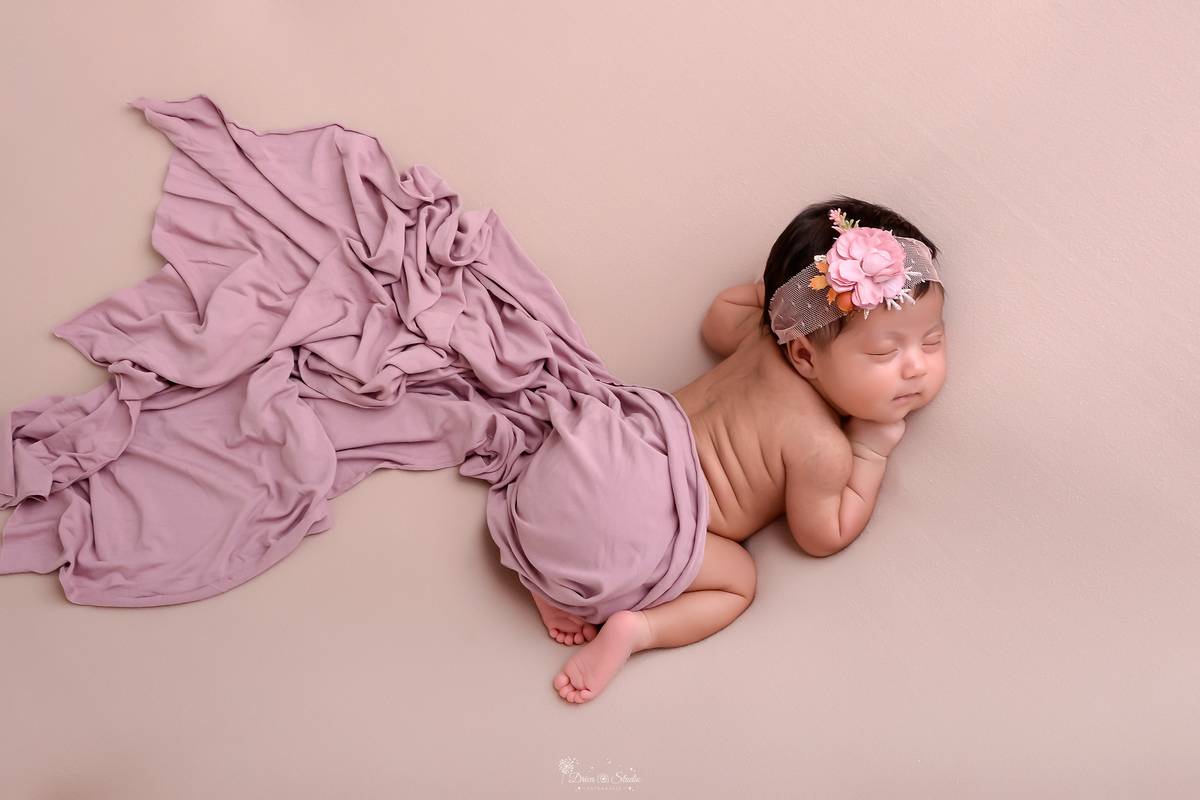 newborn - recém nascida - 11 dias - primeiros dias de vida - menina - ensaio fotografico - baby - recordações - bebe usando tiara de rosa - tecido de na cor roosa - 