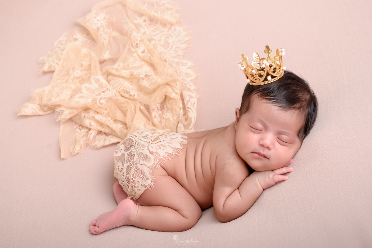 newborn - primeiros dias de vida - 11 dias - primeiros dias de vida - menina - baby - fotografia infantil - drica studio - xinguara - pará - bebe deitada em um tecido rosa - usando coroa de princesa - 