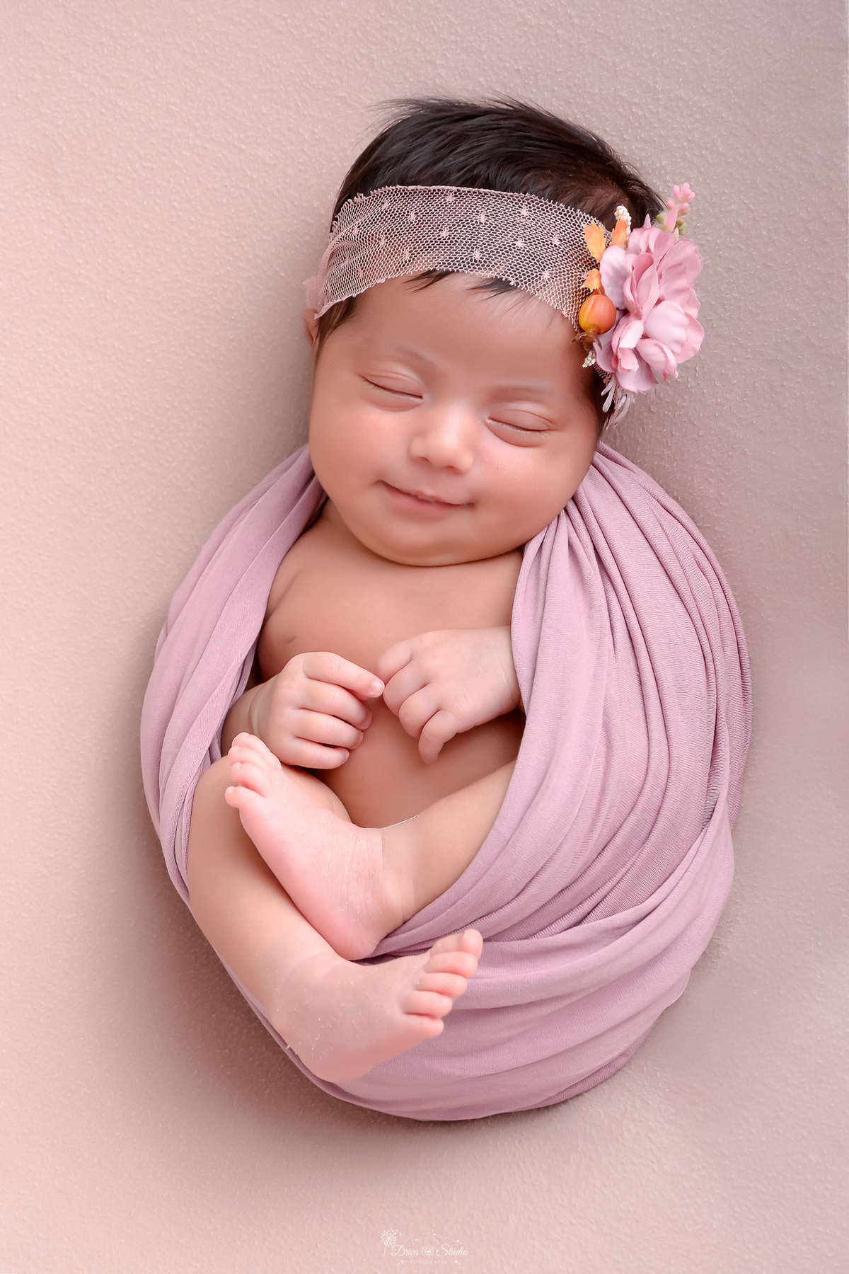 newborn - 11 dias de vida - recém nascida - baby - menina - fotografia infantil - recordações - drica studio - xinguara - pará - bebê usando tiara de flor rosa - enrolada em um tecido rosa - 