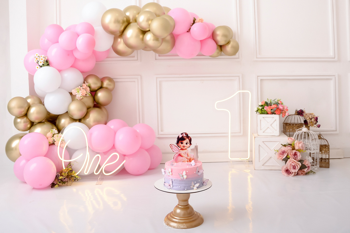smash the cake - 1 aninho - ensaio infantil - primeiro aninho - drica studio - xinguara - pará - foto do cenário - balões nas cores rosas brancos e dourados - one de led - 1 de led - florees pelo cenário - bolo - 