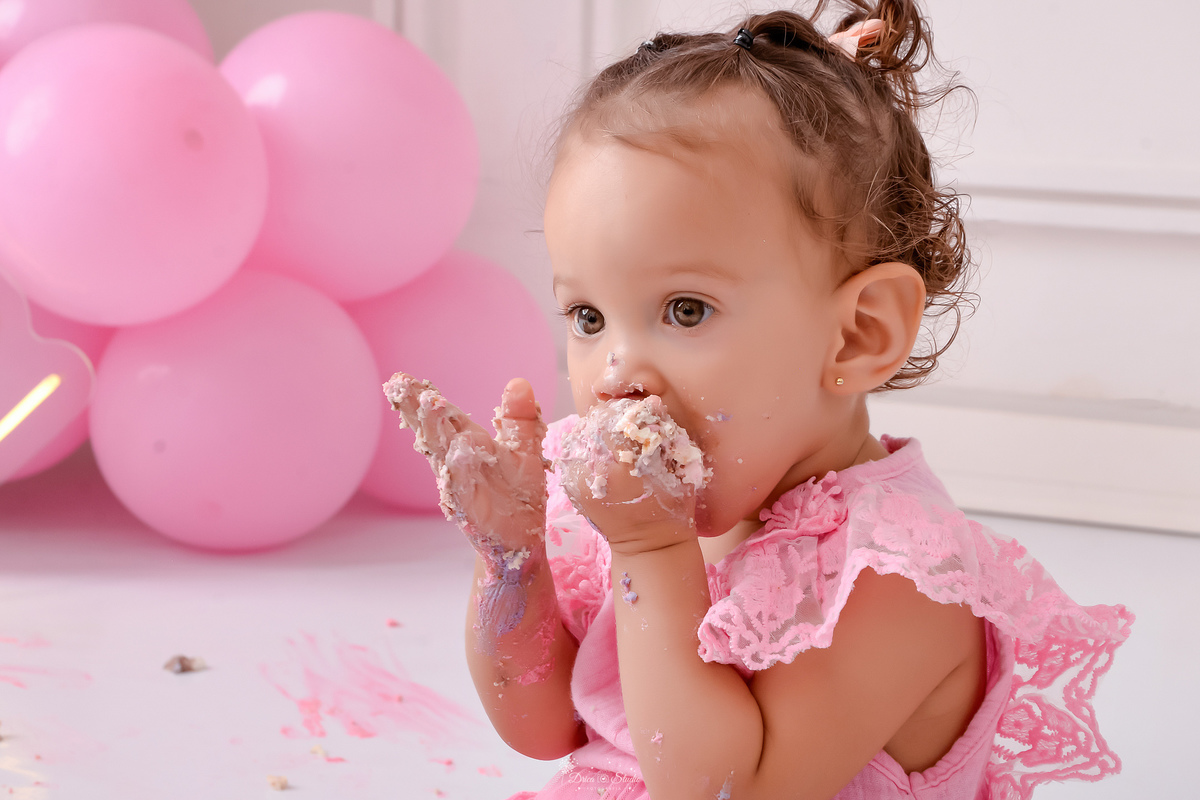 smash the cake - 1 aninho - ensaio infantil - primeiro aninho - drica studio - xinguara - pará - bebe com a mãozinha cheia de bolo na boca - primeiro contato com o bolo - 