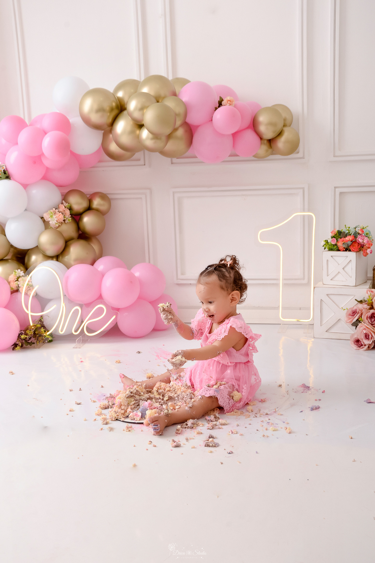 smash the cake - 1 aninho - ensaio infantil - primeiro aninho - drica studio - xinguara - pará -bebe destruindo o bolo de aniverásio - cenário com balões - 1 de led - one de led - flores pelo cenário - 