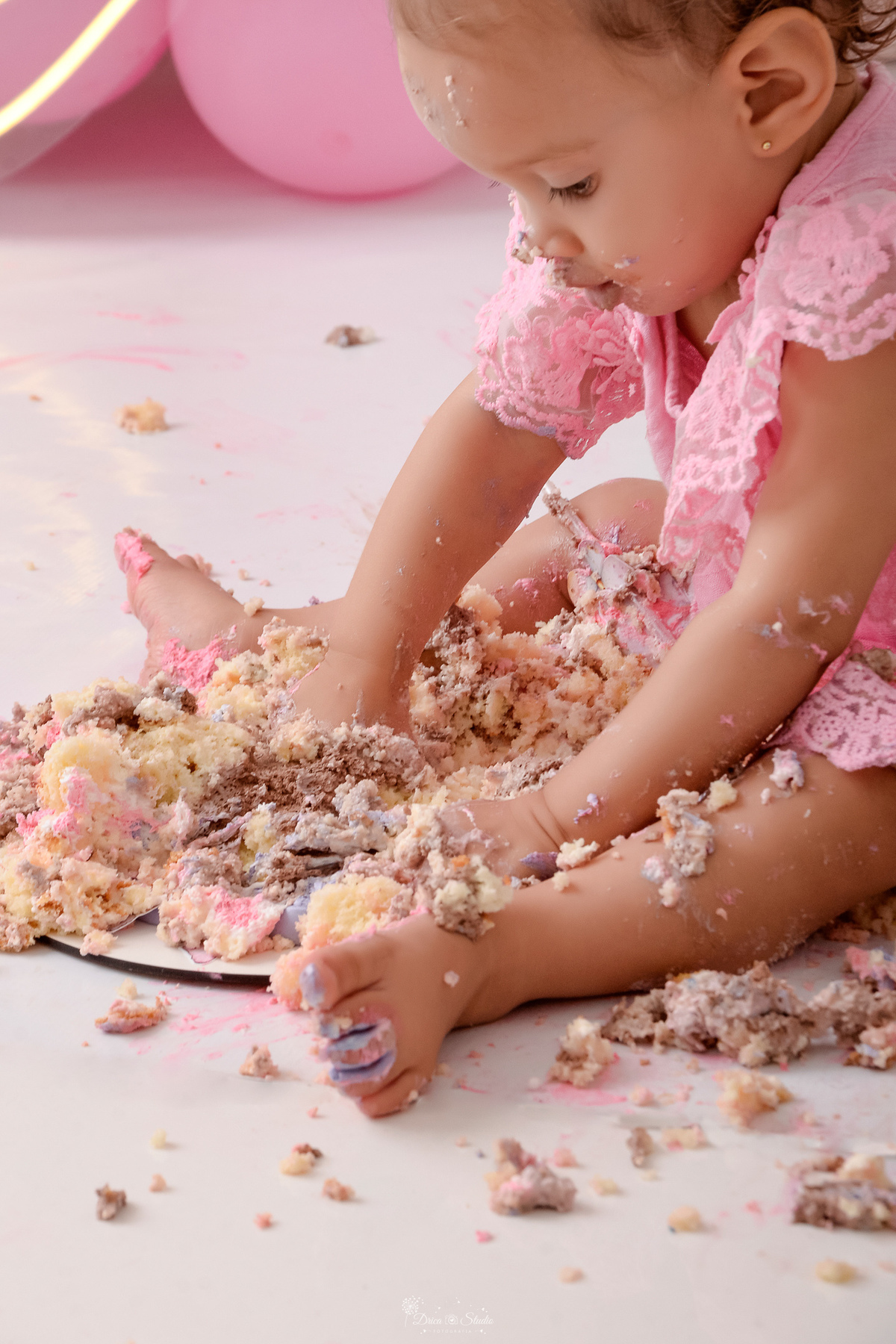 smash the cake - 1 aninho - ensaio infantil - primeiro aninho - drica studio - xinguara - pará - bolo de aniversario destruido - mãozinhas do bebe 