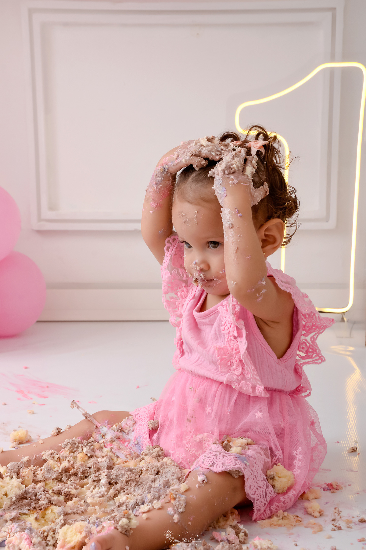 smash the cake - 1 aninho - ensaio infantil - primeiro aninho - drica studio - xinguara - pará - bebe com as mãozinhas de bolo na cabeça - 