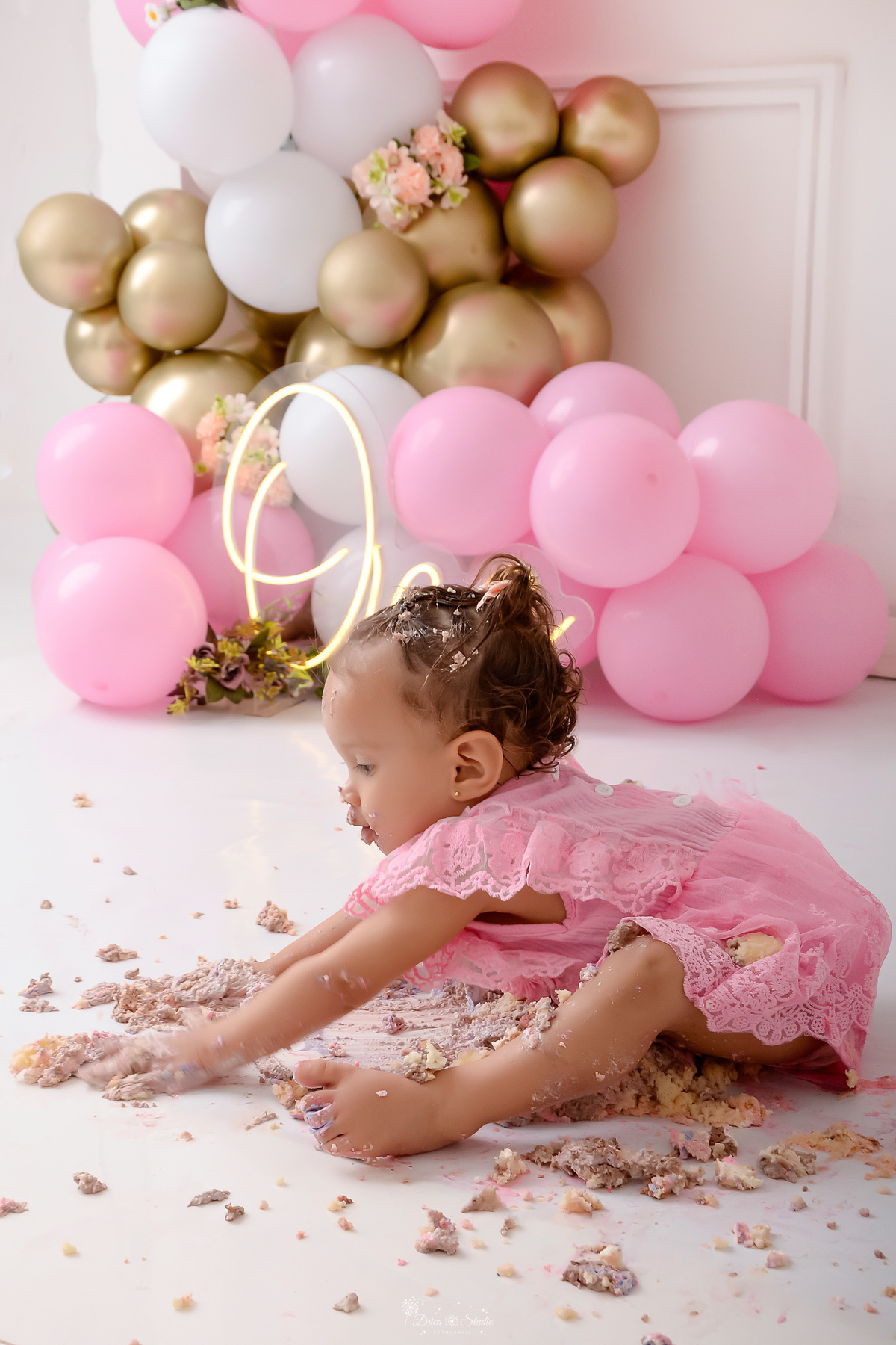 smash the cake - 1 aninho - ensaio infantil - primeiro aninho - drica studio - xinguara - pará - bebe esmagando o bolo de aniversario 