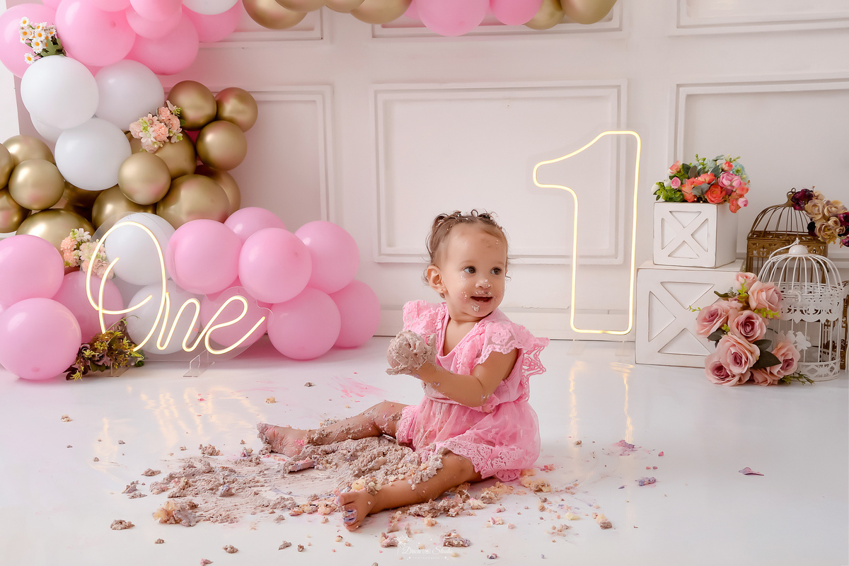 smash the cake - 1 aninho - ensaio infantil - primeiro aninho - drica studio - xinguara - pará - bolo esmagado e espalhado pelo cenário - 1 de led - one de led - 