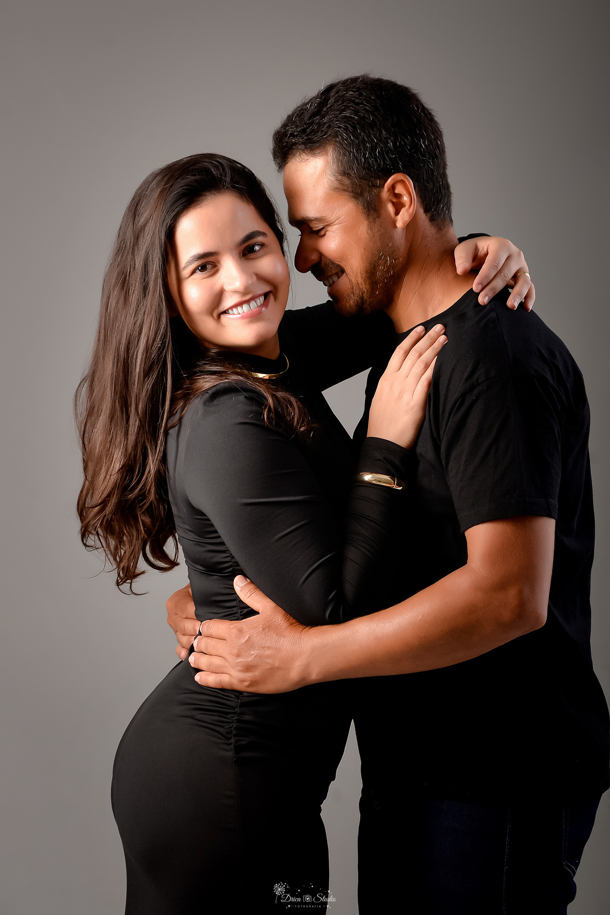Ensaio casal - ensaio fotografico - fotos em estudio - drica studio - xinguara - pará - casal usando roupas pretas - esposa usando vestido de manga longa preto - esposo usando camisa preta - 
