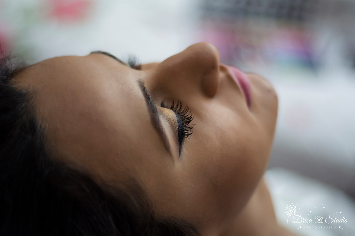 making off a imagem mostra o rosto da  noiva serena deitada de olhos fechado ao fim da maquiagem onde seus cílios realçam e ao fundo um fundo desfocado-Drica Studio-Fotografias-Fotógrafo de Casamento-Xinguara-Pará- Fotografa- Making of-maquiagem- noiva. 