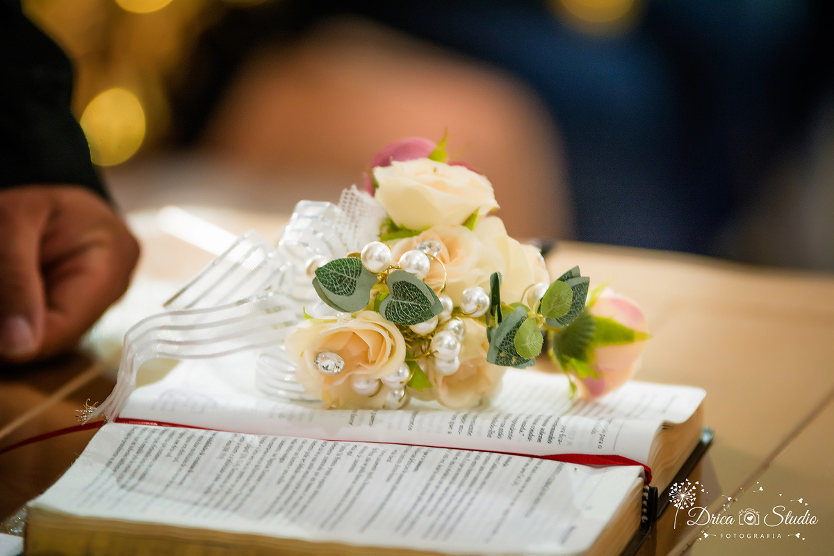 fotos das cerimônia, alianças presas em um ramos de flores e perola sobe a bíblia em foco com fundo desfocado-Drica Studio-Fotografias-Fotógrafo de Casamento-Xinguara-Pará- Fotografa-Casamento-Sapucaia-Pá-Bíblia-alianças-igreja -Matrimonio 