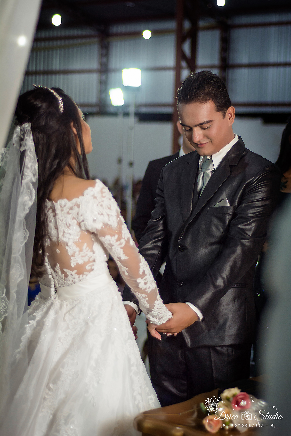 Durante a cerimonia Matrimonial noivos ficam de mãos data um de frente para o outro em oração-Drica Studio-Fotografias-Fotógrafo de Casamento-Xinguara-Pará- Fotografa-Casamento-Sapucaia-Pá- Cerimonia-Igreja-Matrimonio-Juramento- festa.