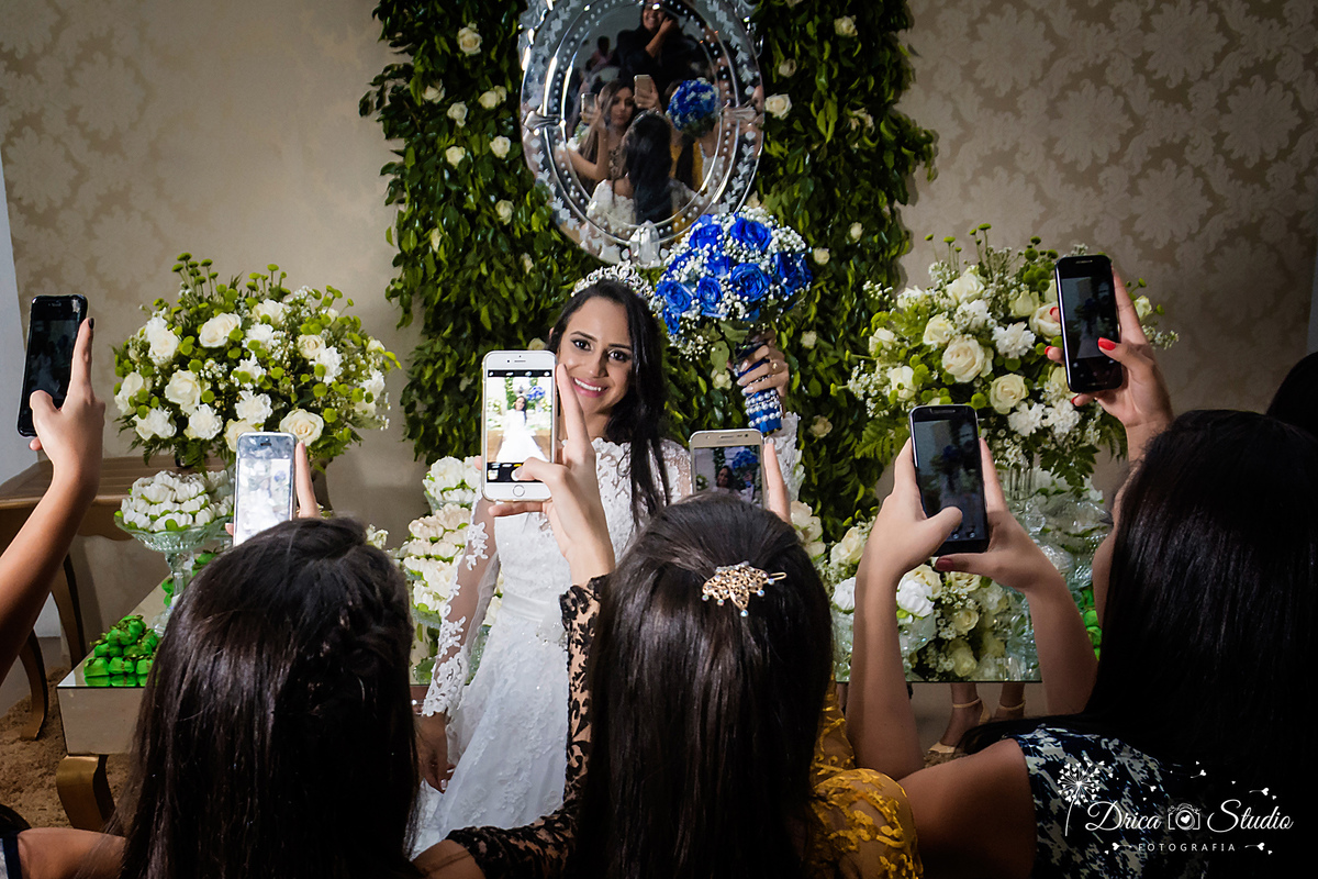 Recepção da festa foto da noiva em frete mesa do bolo, rodeada de madrinha com seus celulares apontados e tirando foto dela formando um circulo-celular-Drica Studio-Fotografias-Fotógrafo de Casamento-Xinguara-Pará- Fotografa-Sapucaia-Igreja-madrinha-noiva