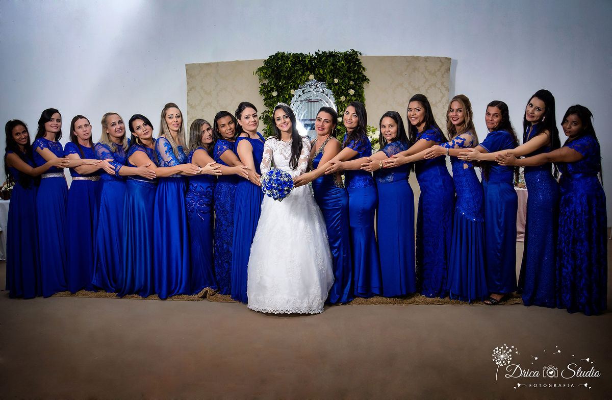 foto da noiva com dezessete  madrinhas, noiva no meio das madrinhas todas de azul pegando no buquê azul da noiva-Drica Studio-Fotografias-Fotógrafo de Casamento-Fotografa-Casamento-Sapucaia-Pá.Noiva- Madrinhas-padronizadas-azul-dicas- poses-festa.