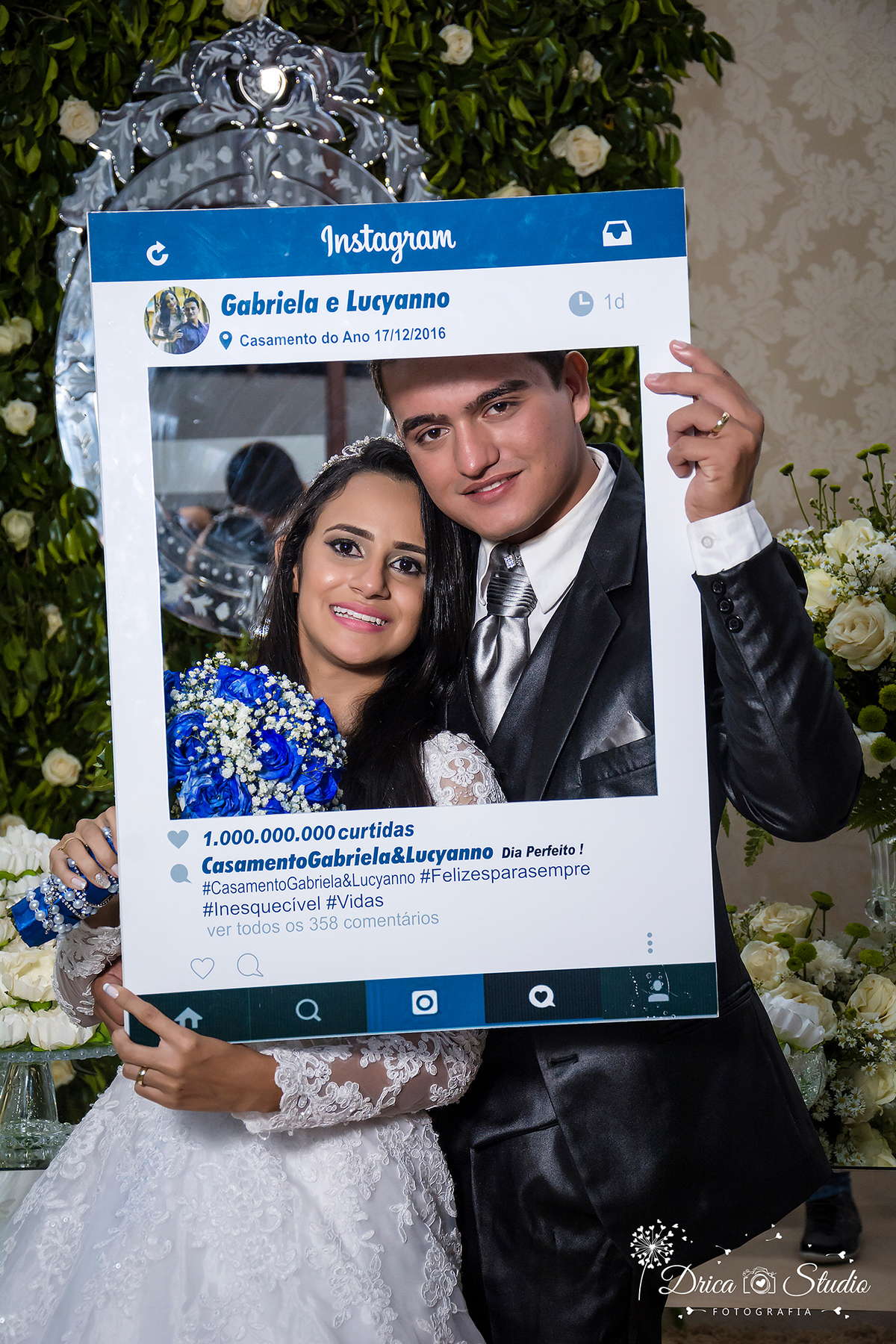 Noivo e Noiva em frente a messa principal sorridentes segurando a placa que simboliza facebook-Drica Studio-Fotografias-Fotógrafo de Casamento-Xinguara-Pará- Fotógrafa- Casamento-Sapucaia-Pá-Cerimonia-Igreja-casal-noivos-lindos. 
