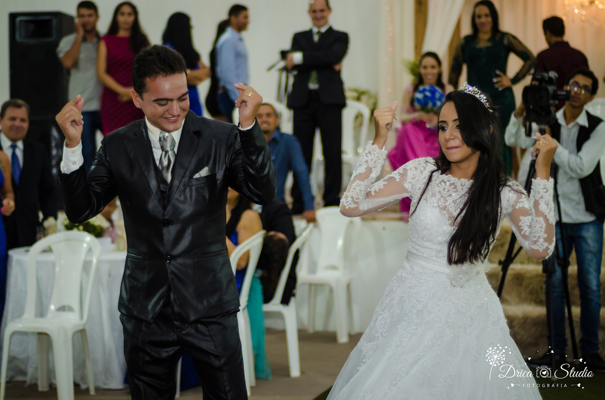 foto mostra noivos dançando uma coreografia, alegres e sorridentes-Drica Studio-Fotografias-Fotógrafo de Casamento-Xinguara-Pará- Fotógrafa- Casamento-Sapucaia-Pá-Cerimonia-Igreja-Casal-lindos-noivos
