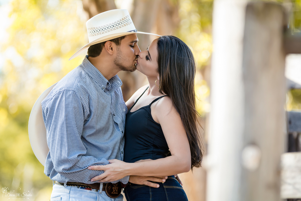 ensaio de casal pre casamento externo feito em Xinguara pela Drica Studio Fotografias onde casal esta se beijando.Drica Studio- Fotografias- Fotografo- Casamento- Xinguara – Pará- Fotografa-Casal- Pre Wedding- Família- Nova Canadá- ensaio- Externo.