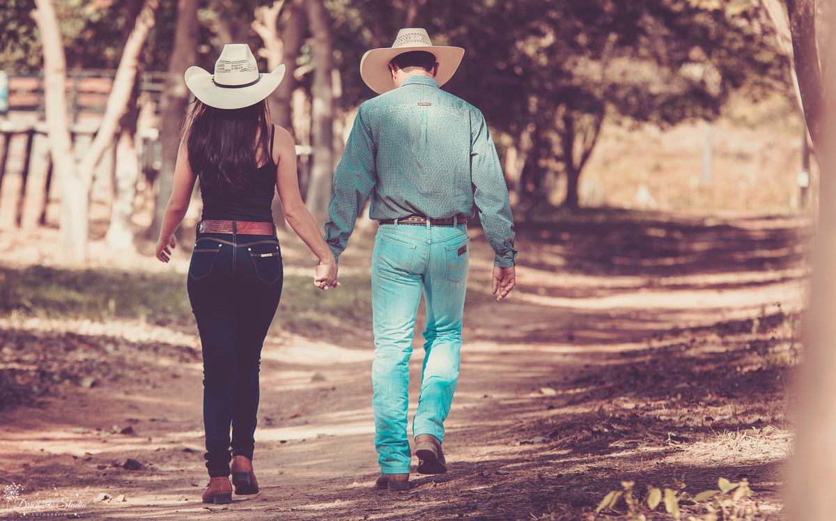 ensaio externo casal andando, eles estão de costa para a foto estilo vi tange estão chapel e bota-Drica Studio- Fotografias- Fotografo- Casamento- Xinguara – Pará- Fotografa-Casal- Pre Wedding- Família- Nova Canadá- ensaio- Externo. 
