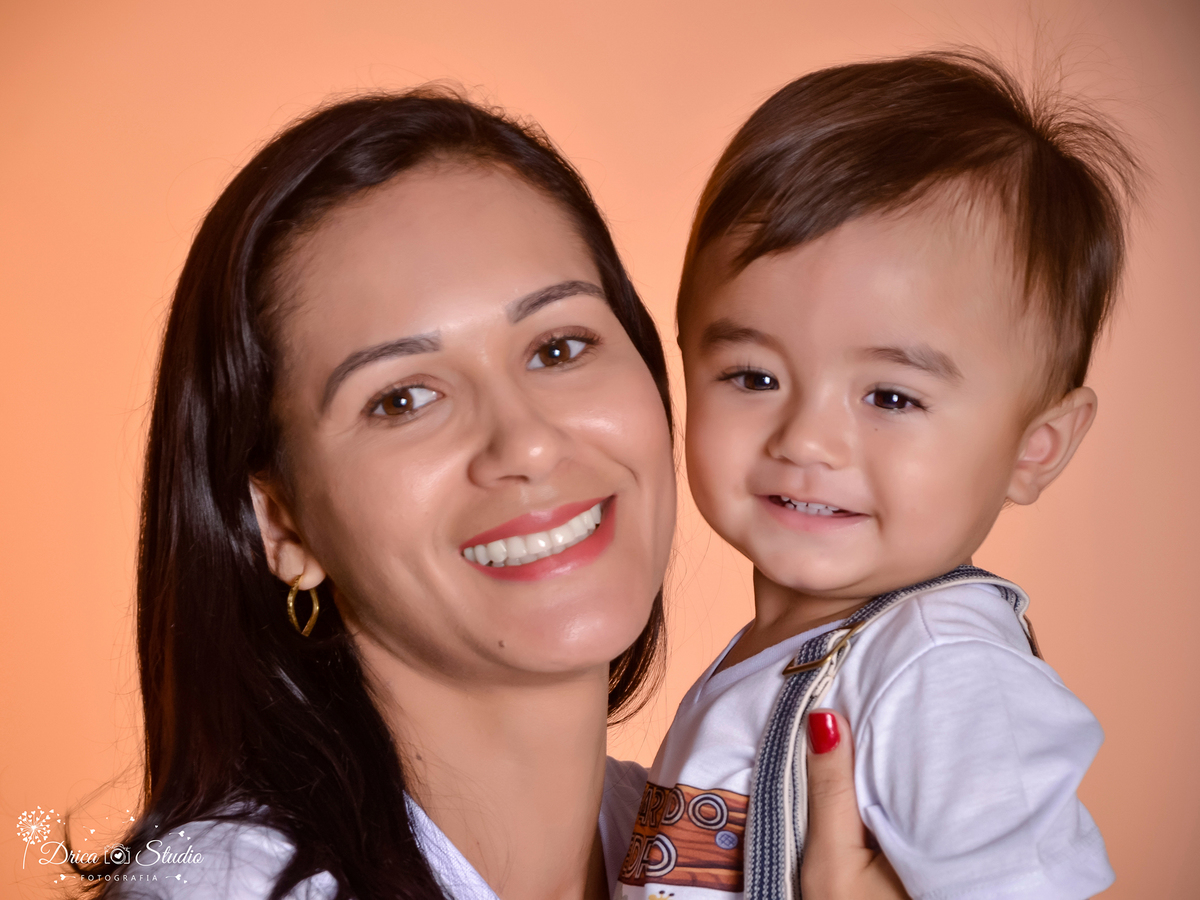 retrato tirado em Estúdio só do rosto da mãe e filhos sorrindo. Drica Studio fotografia-Fotógrafa Infantil- Fotógrafo em Xinguara-Fotógrafo de Criança- Ensaio Infantil- Acompanhamento de bebê- Safári- Especializada em fotos recém nascido-Pará. 