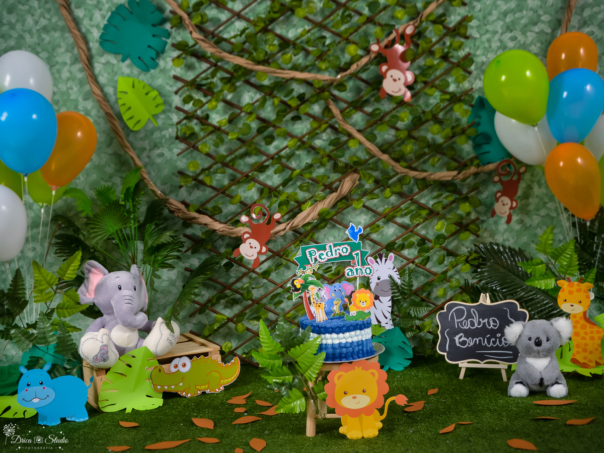cenário Smash The Cake tema safári verde com animais bem coloridos, galhos macacos, elefante folhas e baloes. Drica Studio fotografia- Fotógrafa infantil- Fotógrafo em Xinguara- Smash the Cake- Acompanhamento de bebê- Ensaio infantil- safári