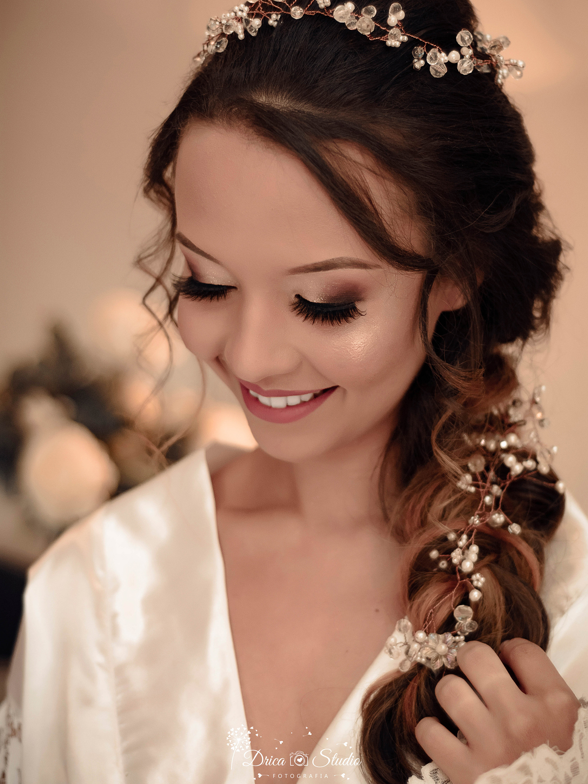 Making of da noiva antes do casamento- linda noiva na casamento- linda noiva na preparação antes da cerimonia Bruna olhando para baixo com a maquiagem em evidencia, linda e sorridente a noiva em destaque em um retrato retro.  Fotografo de Casamento.