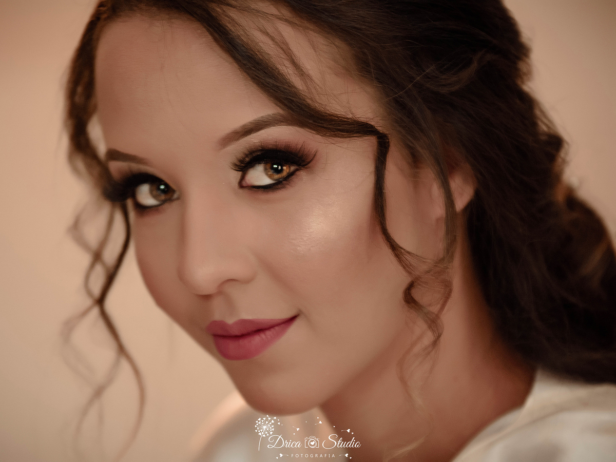 Making of de noiva antes da cerimônia, linda e com um olhar-encantador a noiva Bruna encanta antes de seu casamento com uma foto do rosto. Casamento em Xinguara -Pará. fotografa de casamento- Noiva- Drica Studio Fotografia.