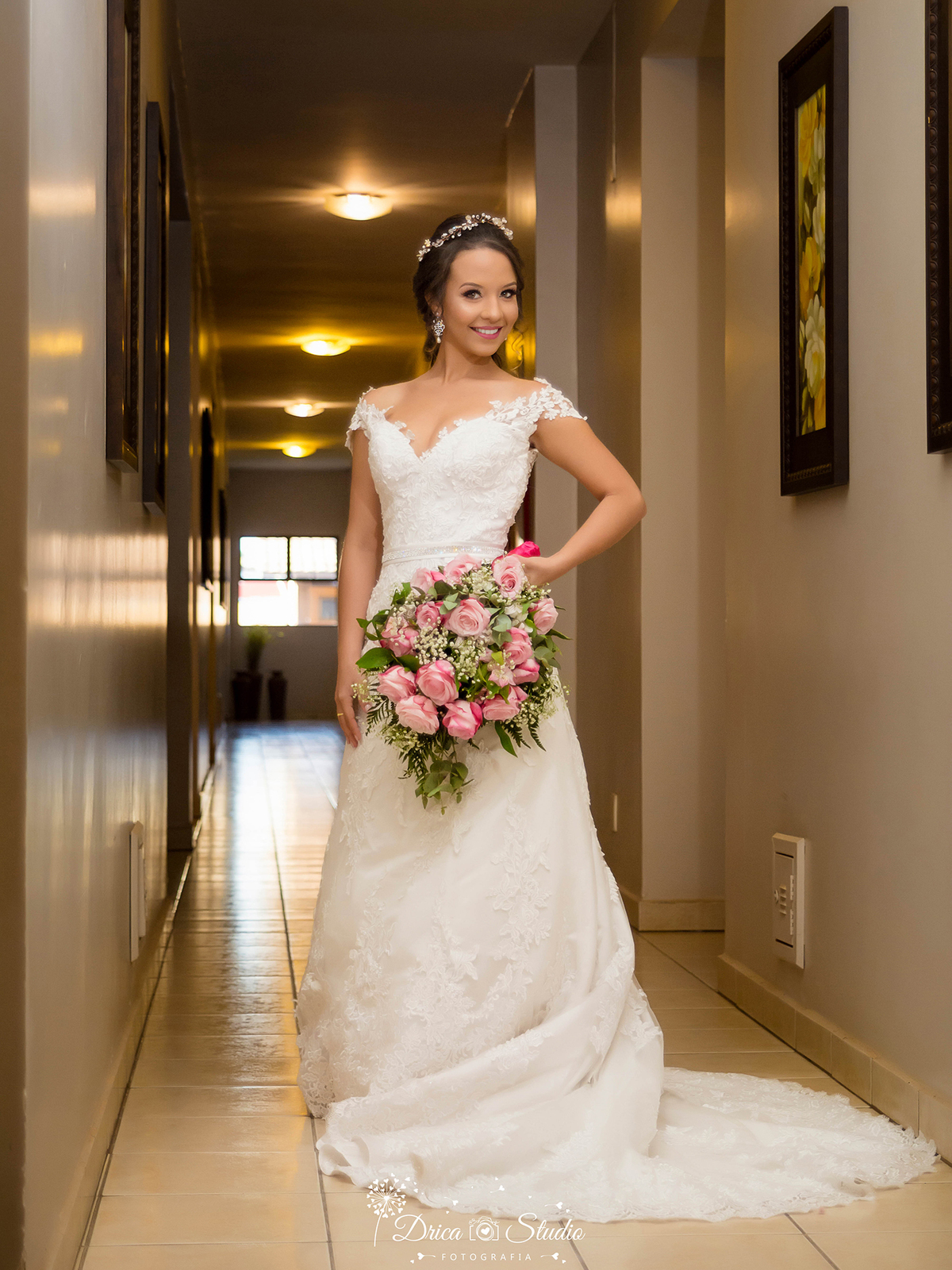 Making of de casamento, noiva linda e pronta para a cerimônia, corredor do Bravos Hotel - Xinguara Pará.
Noiva linda arrasando com seu vestido e buque maravilhoso - Fotografo de Casamento- Drica Studio fotografia- Xinguara-Pará.
