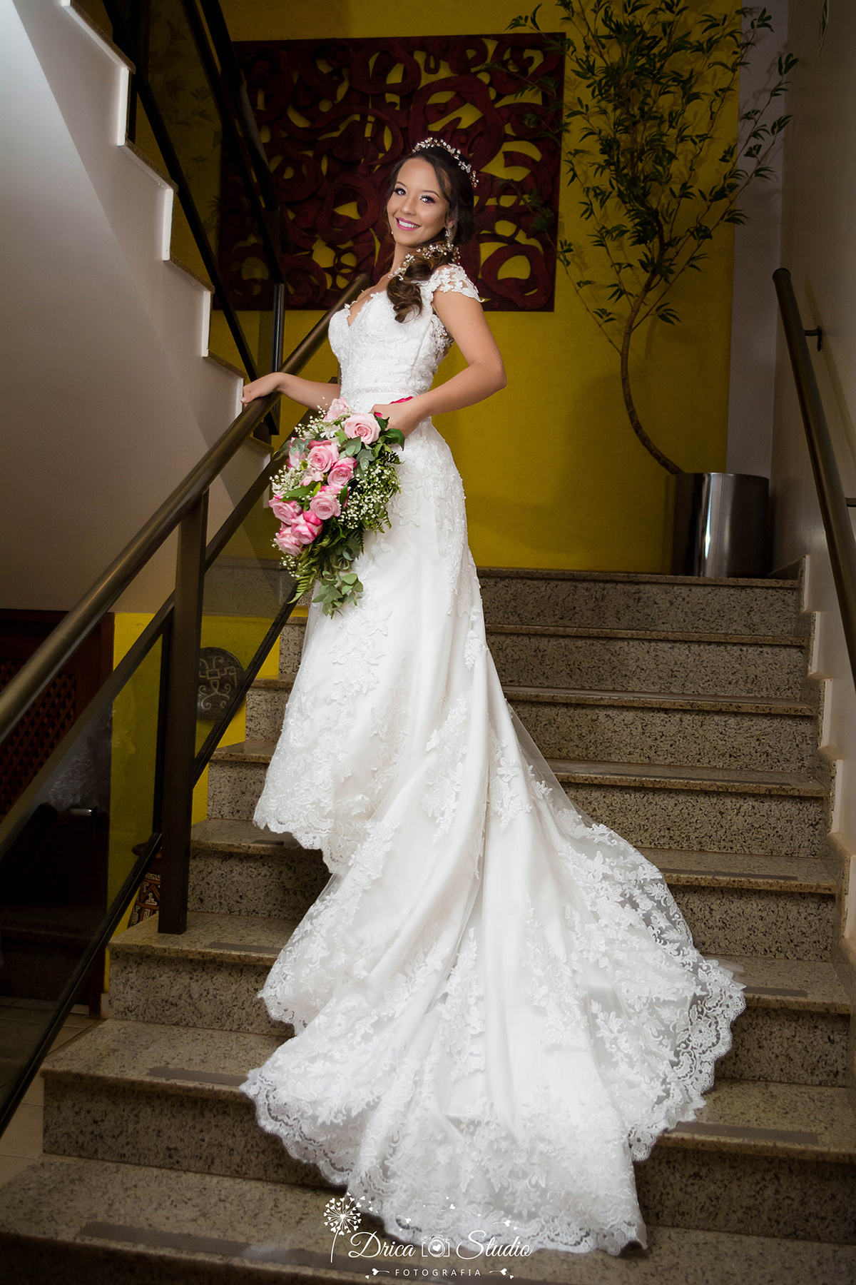 Linda noiva, fabulosa e deslumbrante em uma escada elegante indo para a cerimônia em Xinguara-Pará.
Making of de casamento- Fotografia de casamento em Xinguara- Fotografo de Casamento
Drica studio fotografia
Fotografo de Casamento- Bravos Hotel- Xinguara.