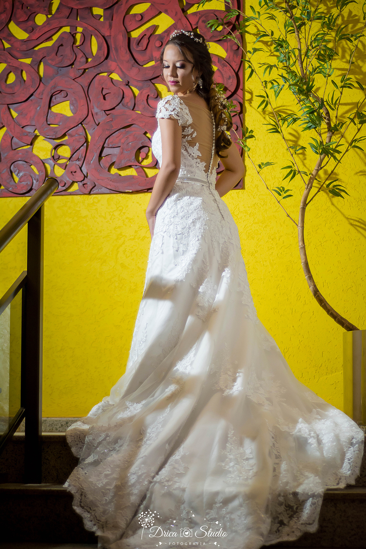 Linda Noiva com seu vestido encantador, noiva delicada e encantadora mostrando todo o modelo das costa do vestido, making of de Casamento- Casamento em Xinguara - Drica Studio fotografia - Fotografo de Casamento- Bravos Hotel- Xinguara Pará.