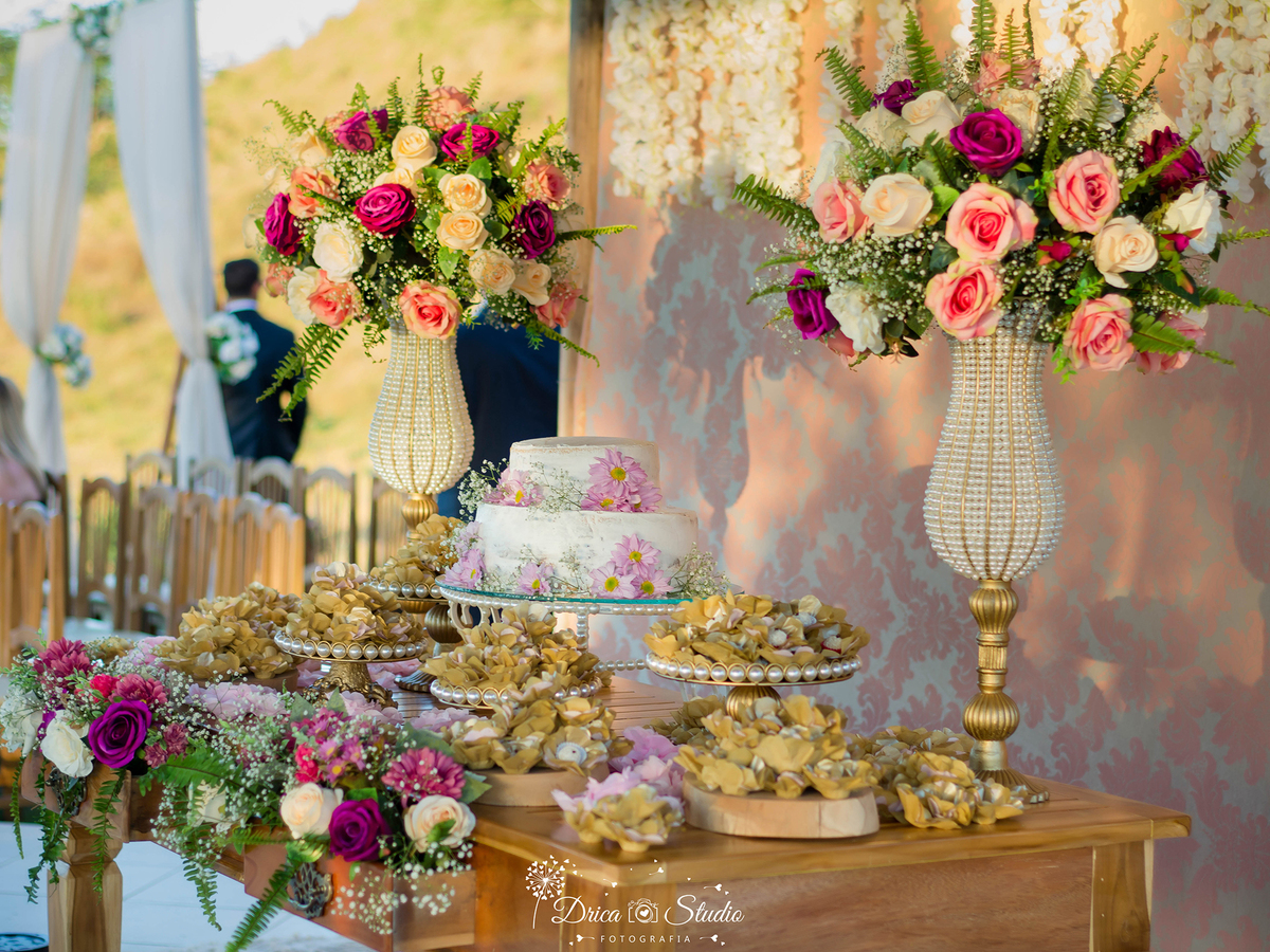 Mesa de Bolo- Casamento- decoração de casamento-casamento em Xinguara-Pará
bolo de casamento- linda decoração de casamento- casamento de dia-
Fotografo de casamento- fotografo em Xinguara- Drica Studio- Queiroz
