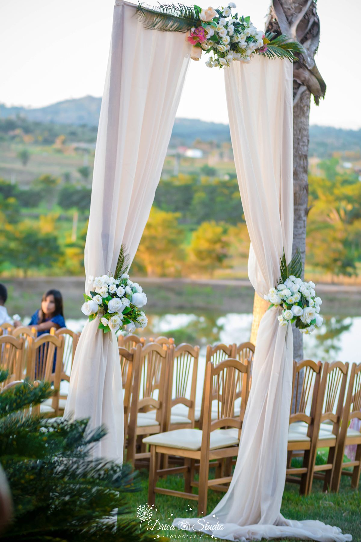 Decoração de casamento-Casamento em Xinguara-Pará- Fotografo de Casamento- Drica Studio Fotografia-Arranjo da entrada da noiva- casamento ao ar livre- represa- casamento ao por do sol- fotografa de Casamento em Xinguara- Queiroz