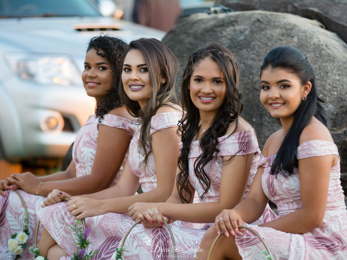 Damas de casamento-Casamento em Xinguara-Pará- Fotografo de Casamento- Drica Studio Fotografia- Lindas damas de Honrar adultas- casamento evangélico-  quanto mocas sentadas- damas de casamento-Queiroz
